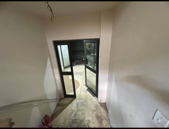 260M² BUSINESS TO LET IN CONGELLA